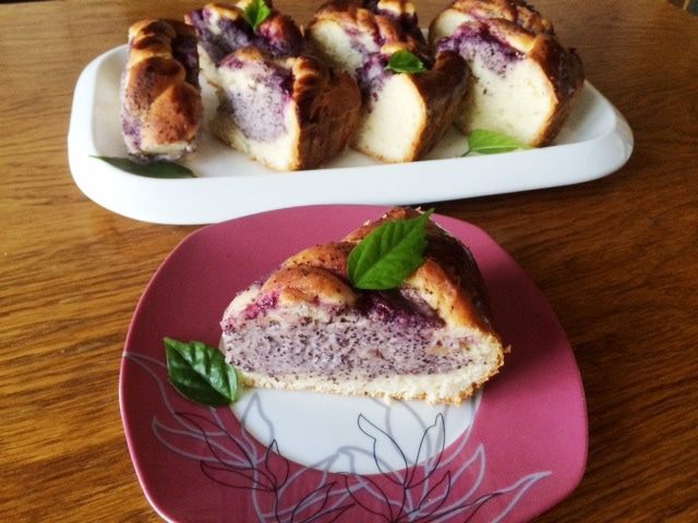 Сдобный пирог с творогом и джемом