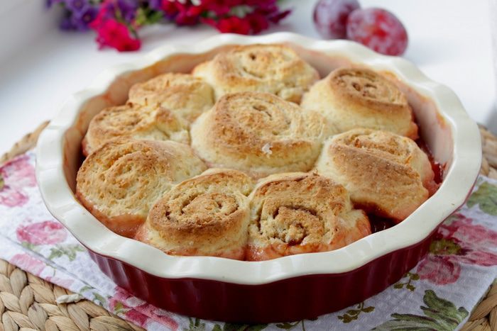 Пирог со сливой и спиральками с корицей