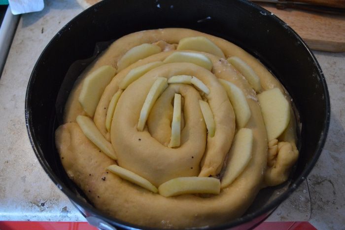Сдобный пирог с вишнями и маком