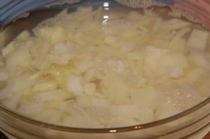 Свиное филе с луком и грибами
