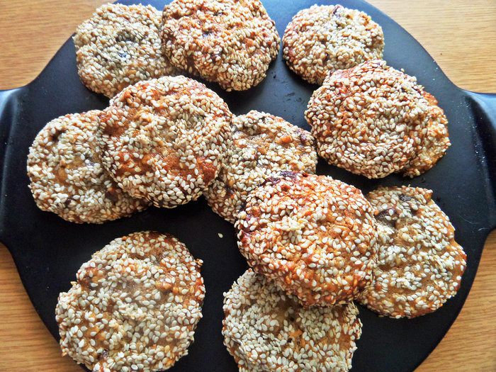 Арахисовое печенье с шоколадом и фруктами