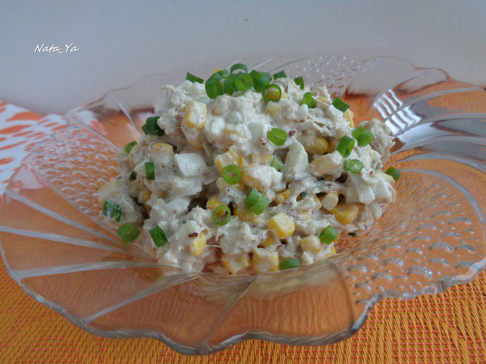 Орехово-яблочный салат с тунцом