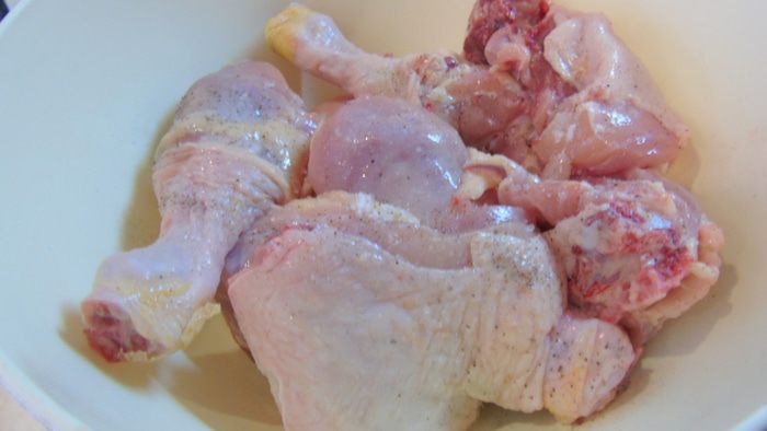 Соте из курицы с яблоками и черносливом