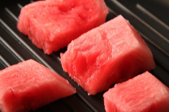 Летний салат с жареным арбузом и брынзой