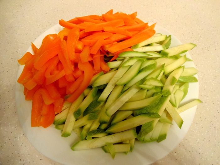 Рыбка на овощной подушке