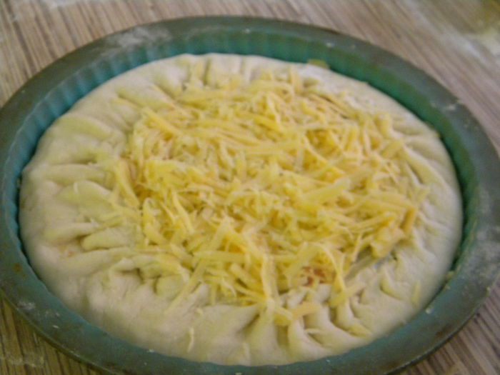 Открытый пирог с сырной шапочкой