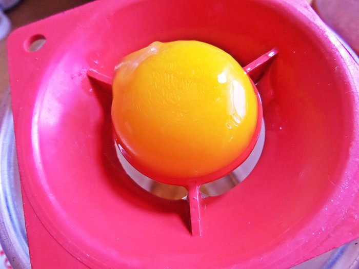 Бисквитные блины с брусникой