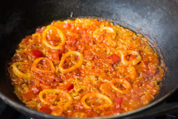 Паэлья с морепродуктами и чоризо 