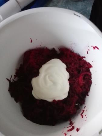 Свекольный салат с грецкими орехами и черносливом