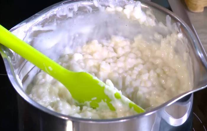 Рисовая каша с белым шоколадом и запеченными персиками 