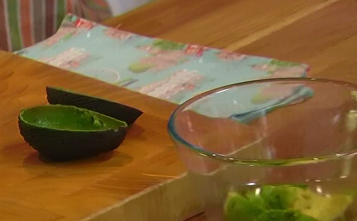 Авокадо с тунцом, сельдереем и помидорами черри 