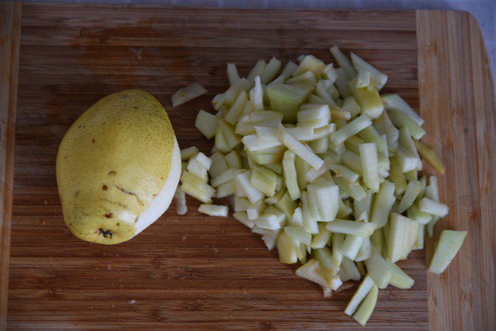 Пирог из теста фило с грушей, облепихой и карамельными яблочками
