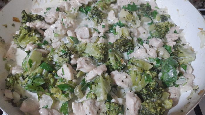 Курица с брокколи и сельдереем в соусе из лабне