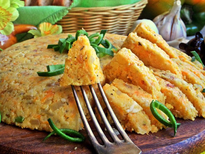 Полента с беконом и овощами