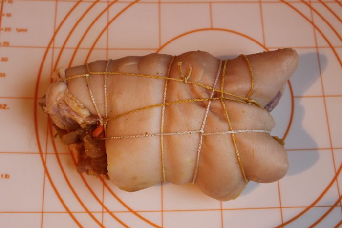 Рулет из рульки с куриной начинкой