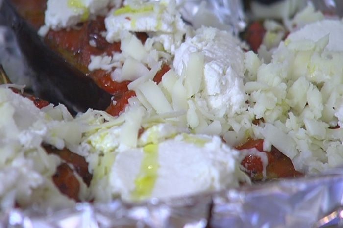 Баклажаны, фаршированные помидорами и сулугуни