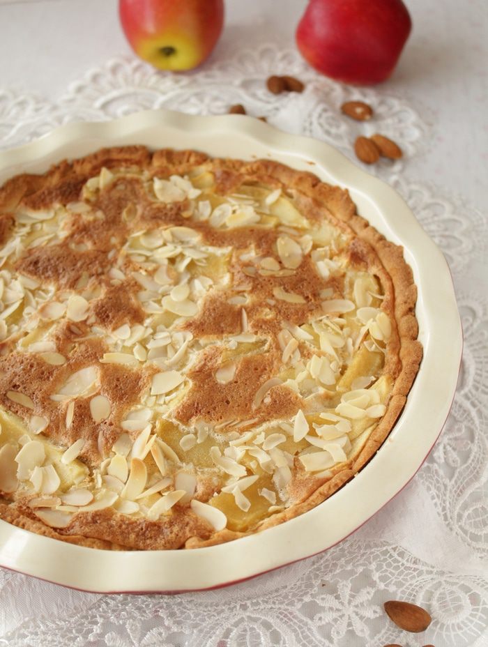 Тарт с миндалем и яблоками