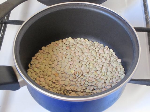 Свиные колбаски с чечевицей