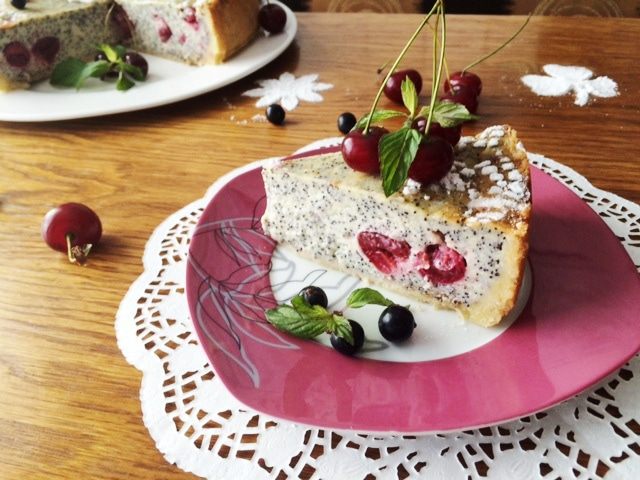 Сметанный пирог с маком и вишней