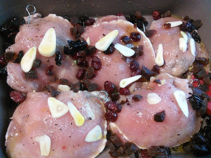 Свиные кармашки с сухофруктами и овощами 
