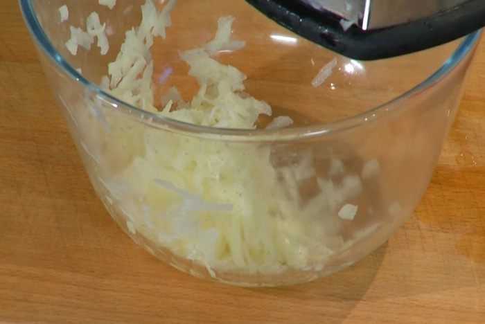 Хрустящие драники с помидорами и маринованным луком 