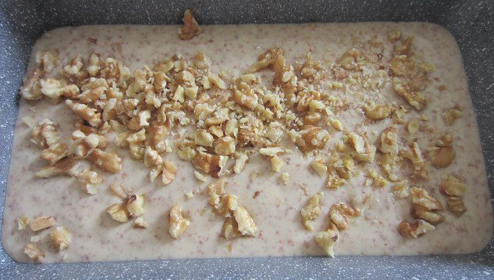 Творожный кекс с шоколадом и орехами