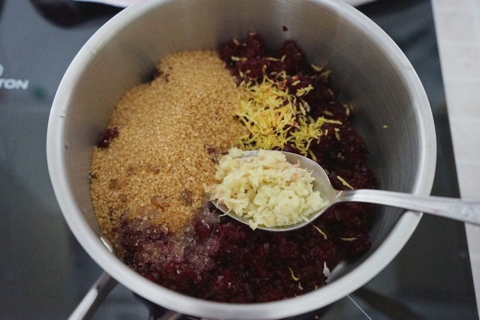 Тосты с сыром и свекольным мармеладом