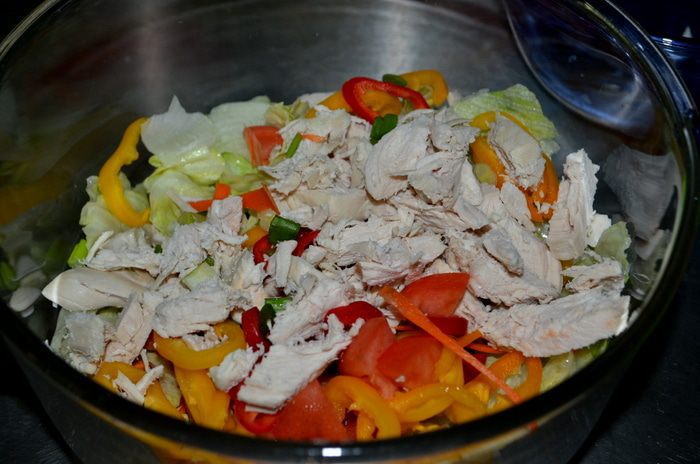 Куриный салат с сыром Фета и овощами