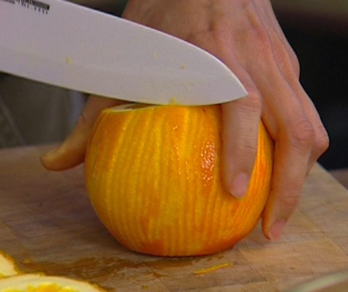 Салат с семгой, апельсином и оливками