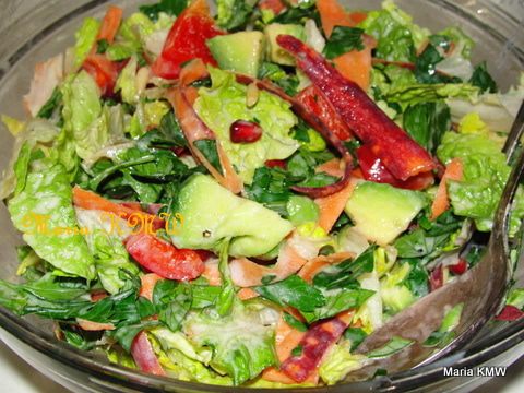 Салат с фиолетовой морковкой, зернышками граната и пармезаном