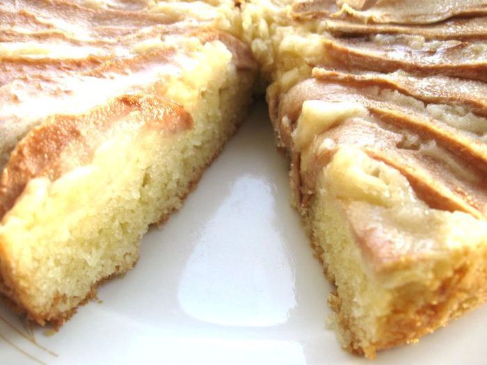 Шарлотка с грушами