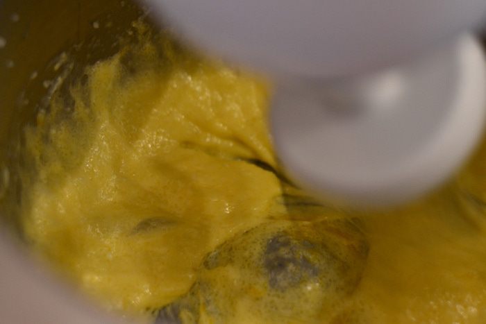 Пушистый ванильный кекс с миндалем и кусочками шоколада