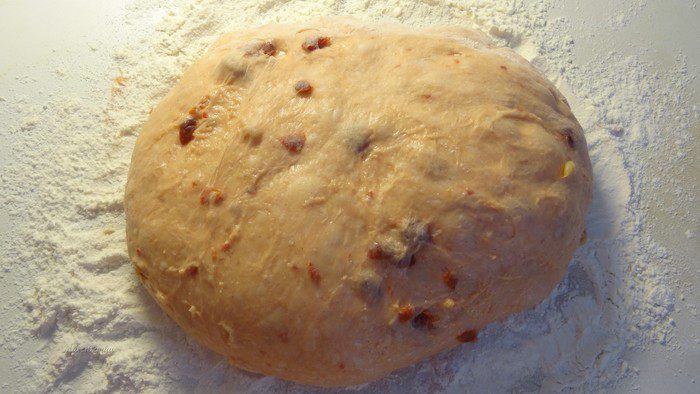 Кулич с вяленой вишней и кедровыми орешками