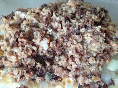 Салат с сардиной, рисом и яйцом