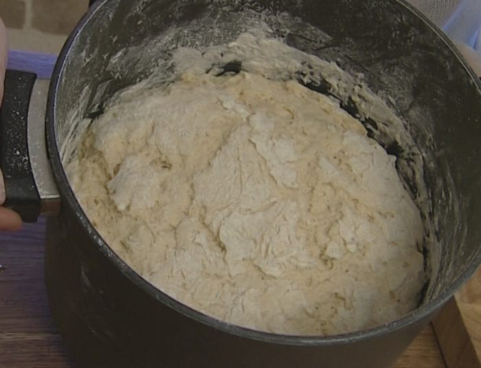Кулич с миндалем и изюмом