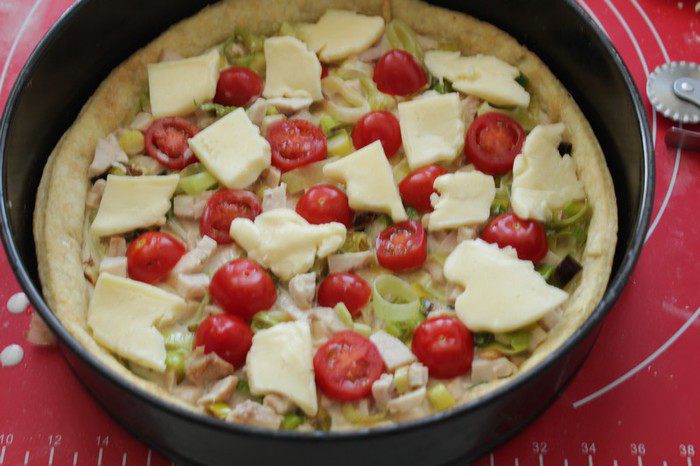 Киш с копченой курицей и луком-пореем 