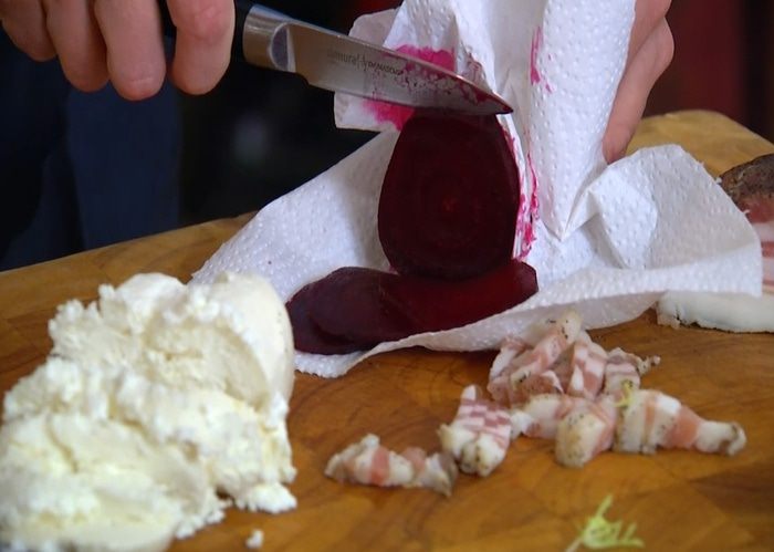 Свежий салат с козьим сыром, свеклой и изюмом
