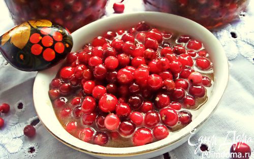 Бисквитные блины с брусникой