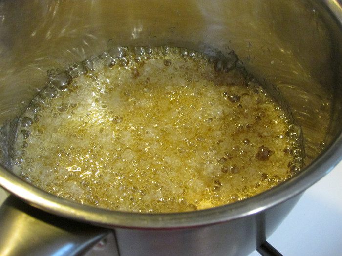 Ванильно-карамельное парфе с морской солью и орехами