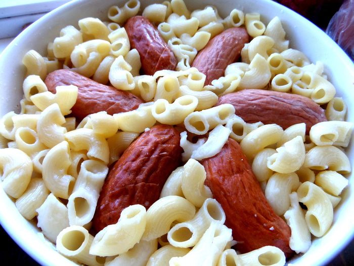 Баварские колбаски с итальянской пастой под сырным штрейзелем