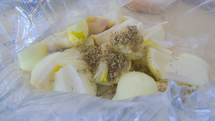 Курица с колбасками, луком и шалфеем