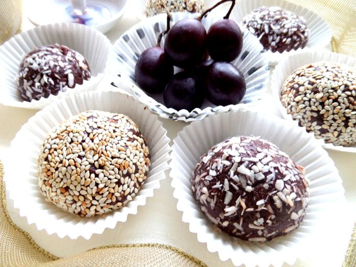 Шоколадные пирожные с фруктами