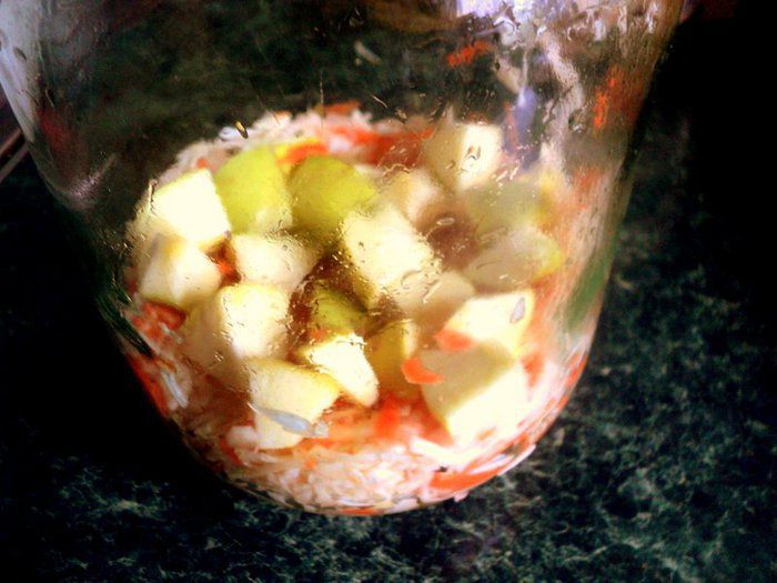 Капуста квашенная с яблоками в банке