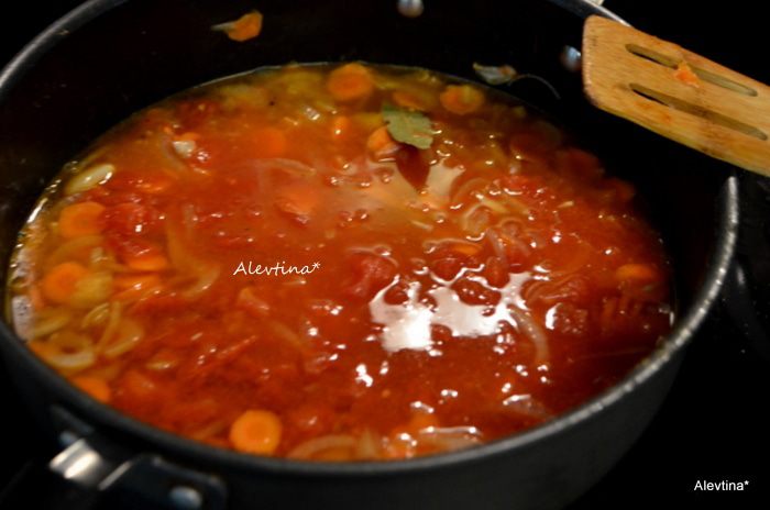 Свиное рагу с перловкой и клюквой