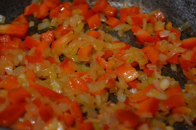 Черный рис с овощами и креветками