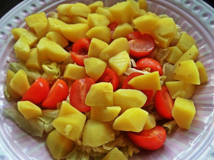 Салат с лососем, яйцом, овощами и семенами чиа