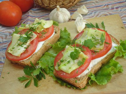Тосты с кабачком и томатами