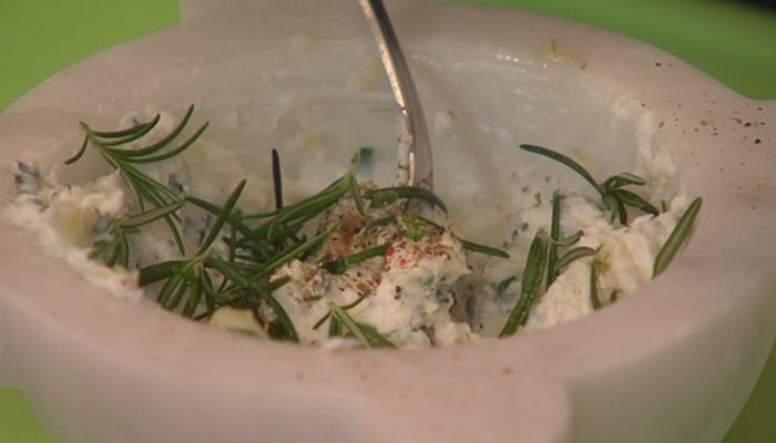 Куриные грудки, фаршированные козьим сыром и зеленью
