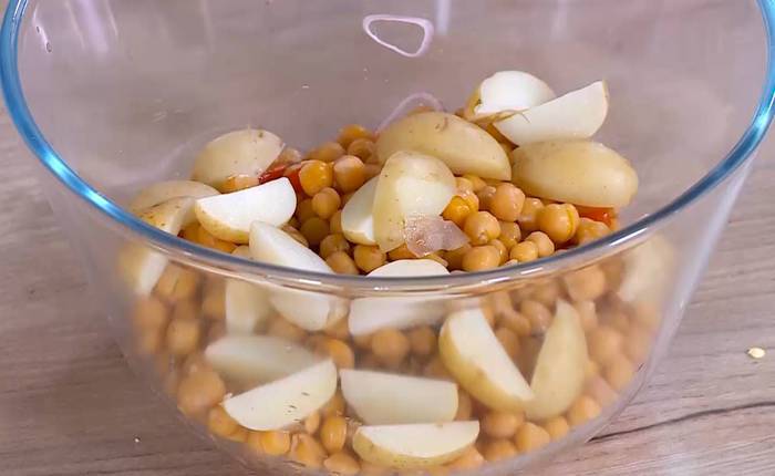 Салат из нута и пряной цветной капусты 