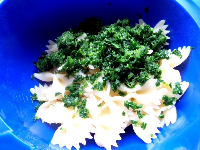 Фриттата с макаронами и шпинатом